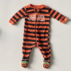 “Mommy’s lil’ pumpkin” onesie